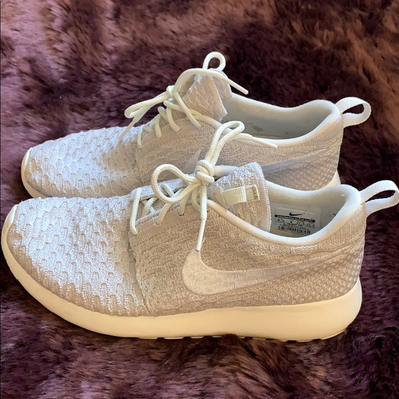 Nike light gray knit running shoe - Picture 1 of 3